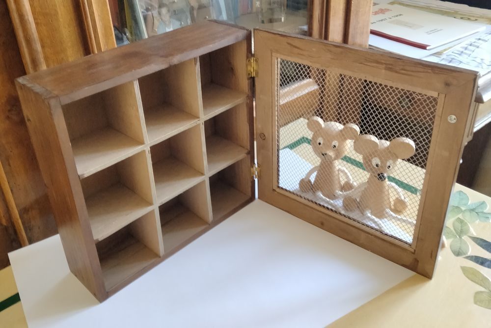 &Eacute;tag&egrave;re en bois. Décoration