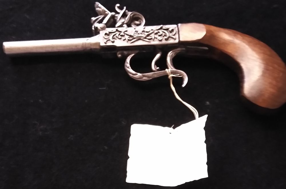 Tr&egrave;s belle r&eacute;plique ancienne de pistolet &agrave; silex. 