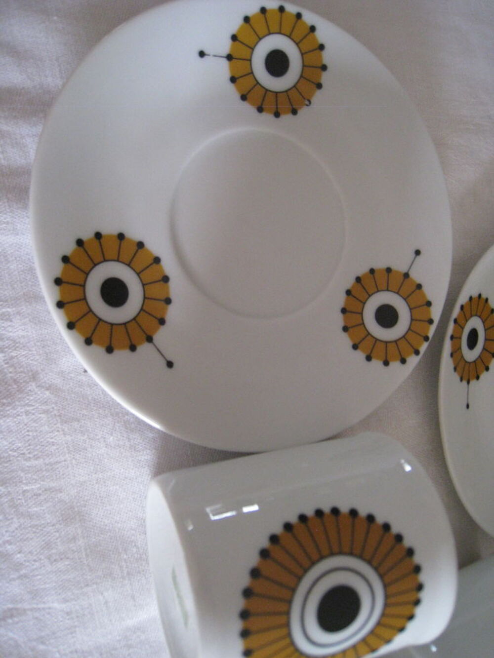 6 tasses et sous tasses vintages 1970- 1975 Cuisine