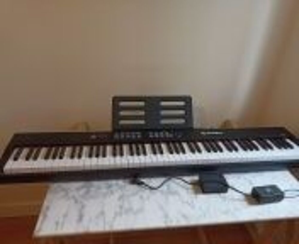 d'un clavier num&eacute;rique avec tabouret et p&eacute;dale num&eacute;riq Instruments de musique