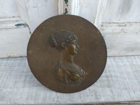 Mdaillon Bronze Portrait Femme Noblesse XIXeme 
230 Loches (37)