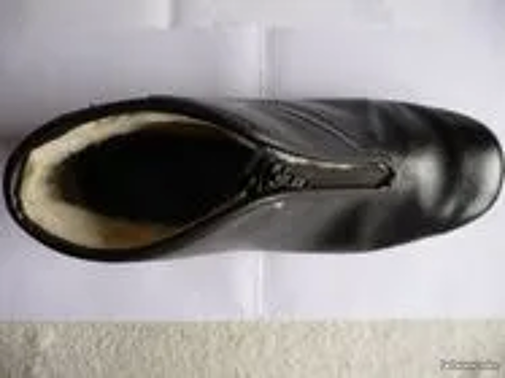 CHAUSSURES D'HIVER NEUVES FOURR&Eacute;ES CUIR NOIR
Chaussures