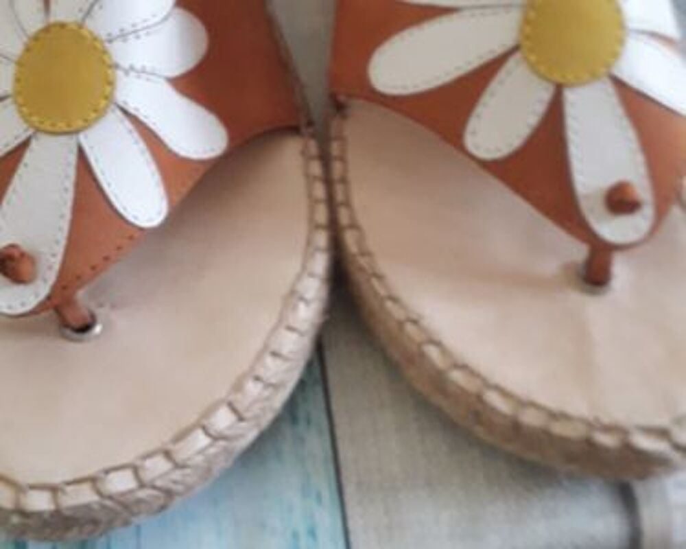 chaussure, sandalettes en cuir marron avec 1 fleur neuf Chaussures