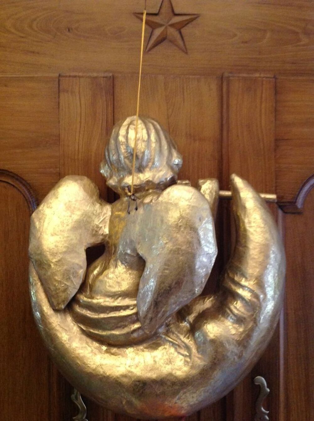 D&eacute;coration de No&euml;l - Angelot ail&eacute; musicien, juch&eacute; sur lune Décoration