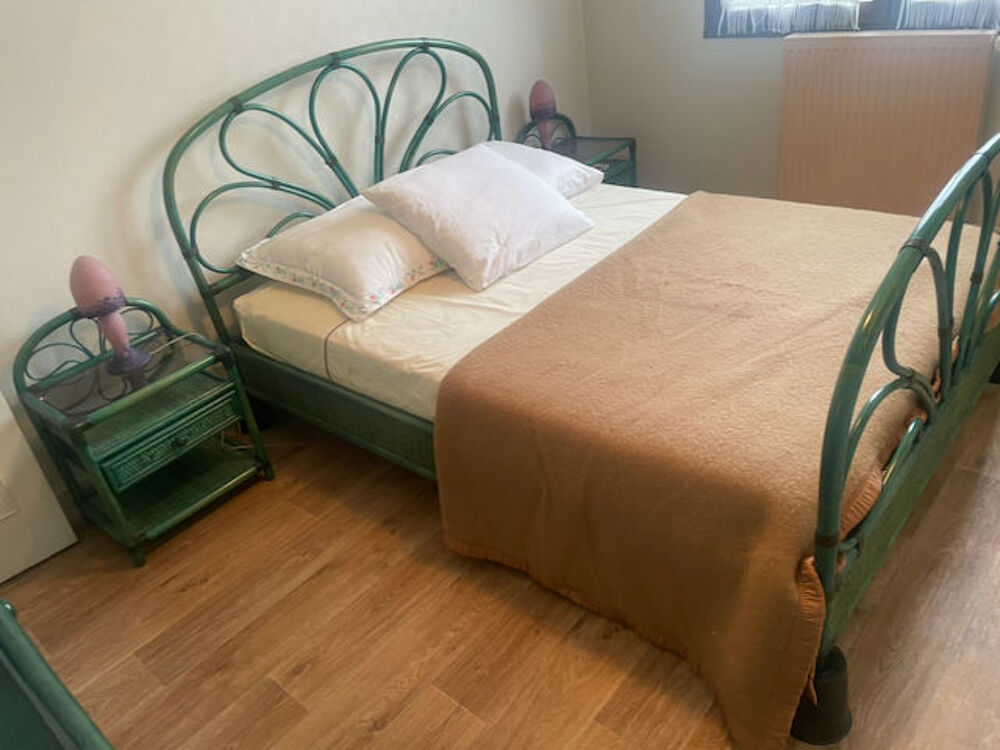 Chambre: lit 140, 2 chevets, commode en rotin Meubles