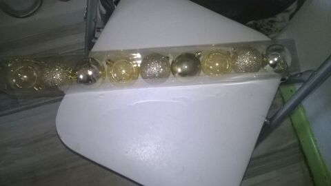 9 BOULES DE NO�L 
POUDRE D'�TOILE
Neuves
Couleur or
6 cm 5 Talange (57)