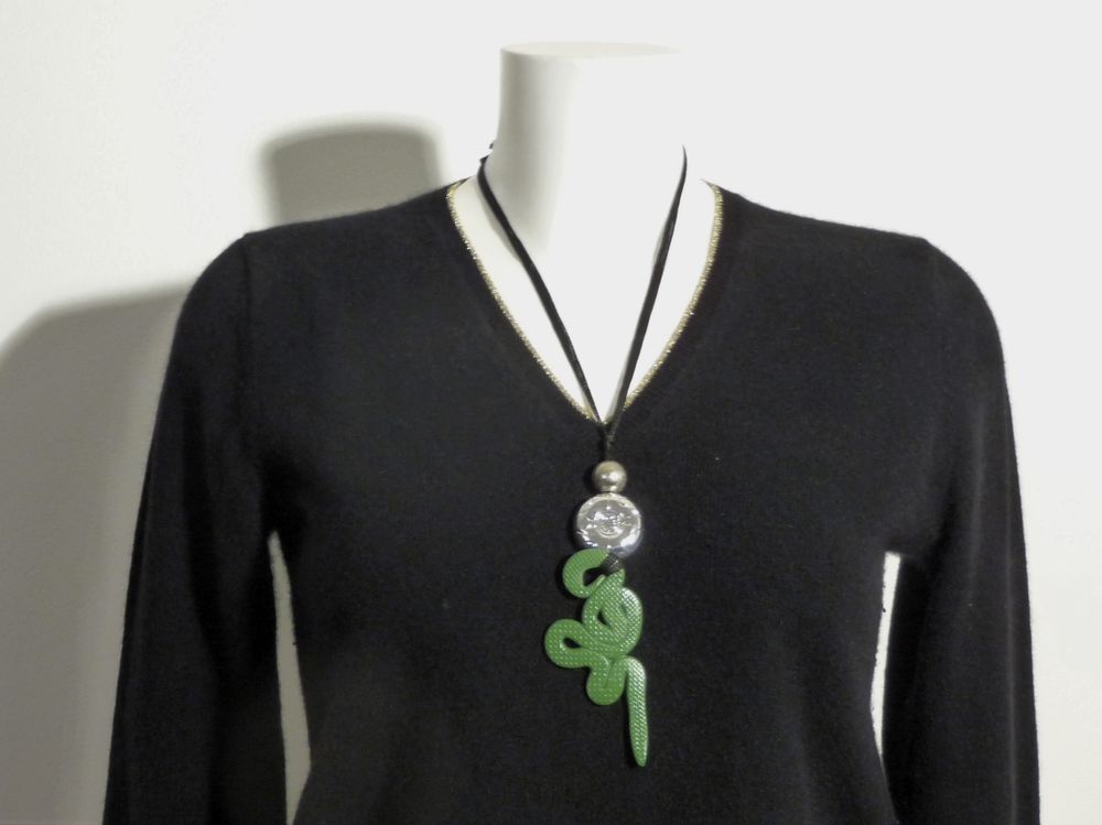 Collier/ Sautoir avec son Serpent Vert et Billes Bijoux et montres