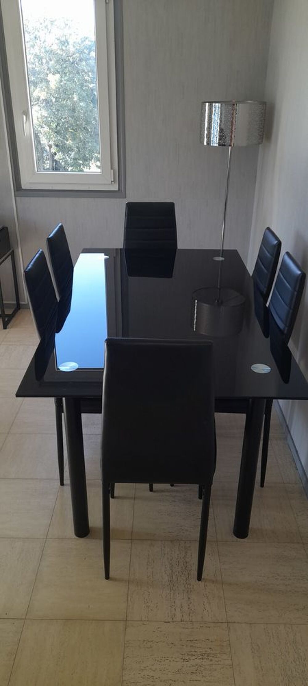 Table en verre noir pour 6 personnes avec les chaises Meubles