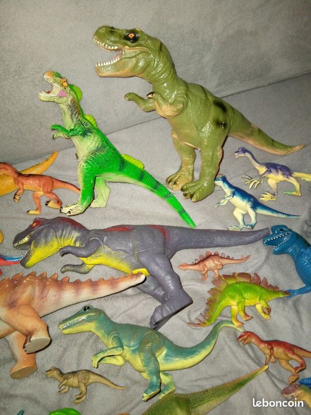 Lot 23 dinosaures + livre le monde des dinosaures Jeux / jouets