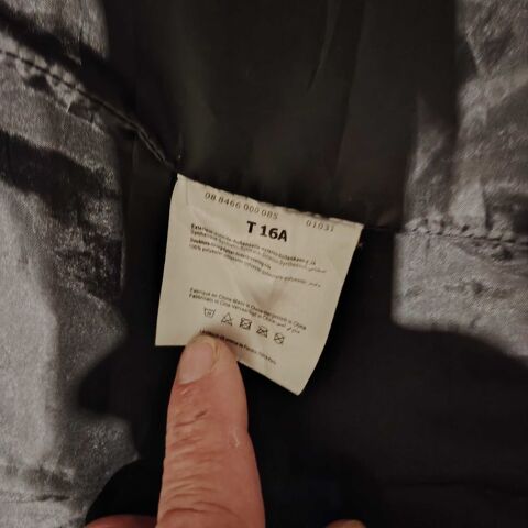 LOT V�TEMENTS 14/16 ANS 30 Revest-les-Roches (06)