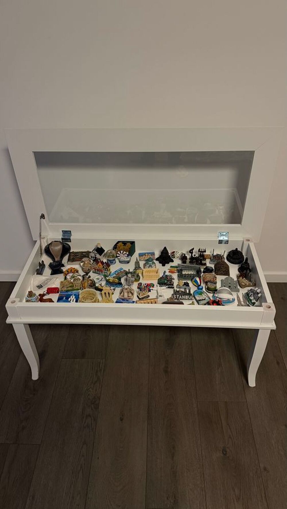 Table basse en bois avec plateau vitr&eacute; Meubles