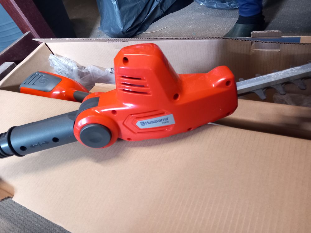 Taille haie telescopique &agrave; batterie. Jardin