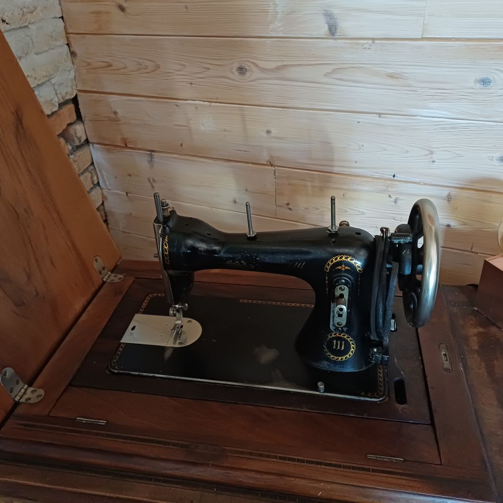 Ancien meuble avec machine &agrave; coudre 
Meubles