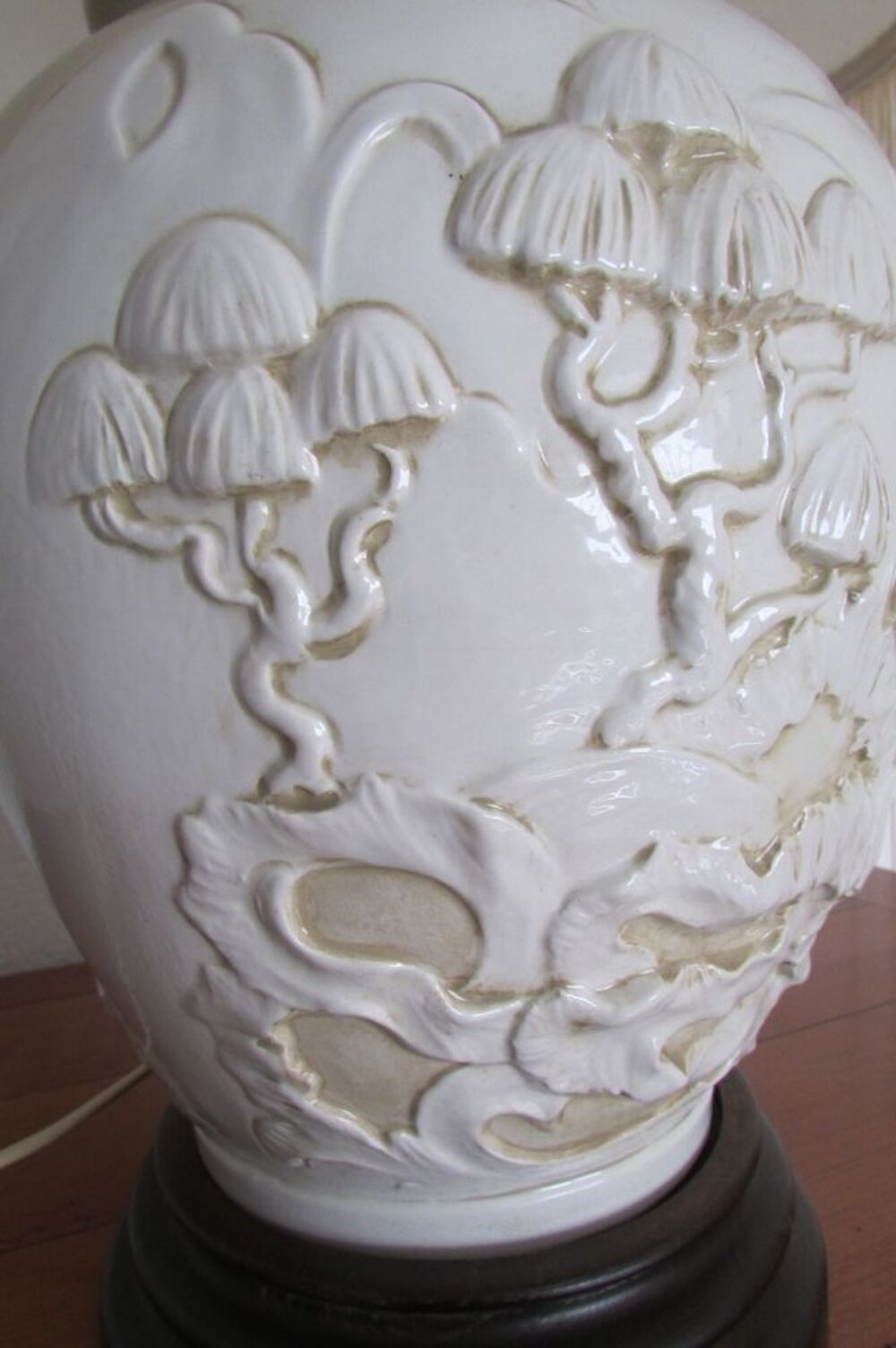 Paire de lampes en porcelaine &eacute;maill&eacute;e en relief, motif asia Dcoration