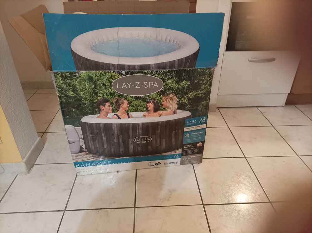 Spa gonflable avec moteur +accessoires+transat sur pied Jardin