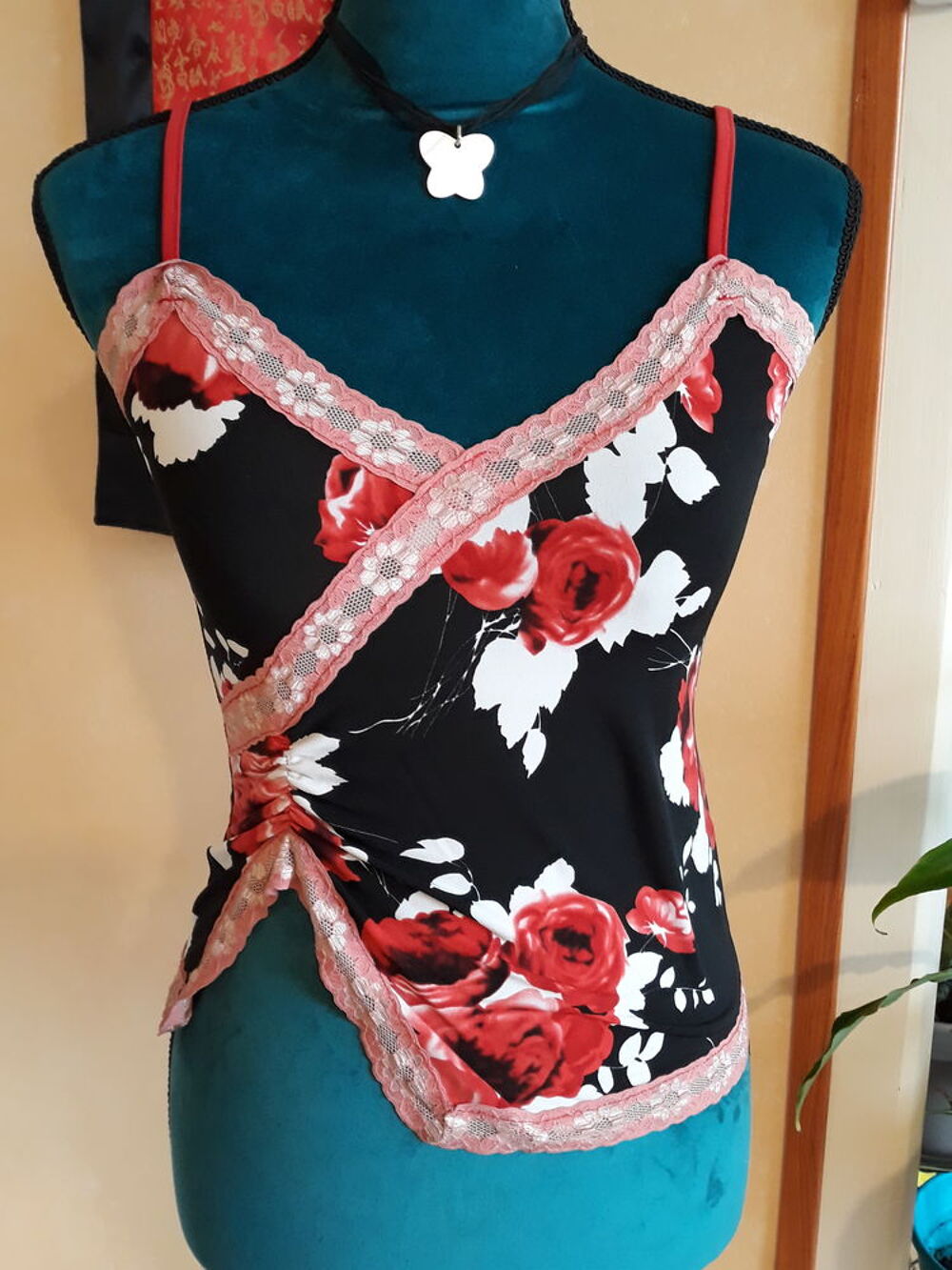 D&eacute;bardeur noir et rouge &agrave; fleurs - Charbell - Taille 38 Vêtements