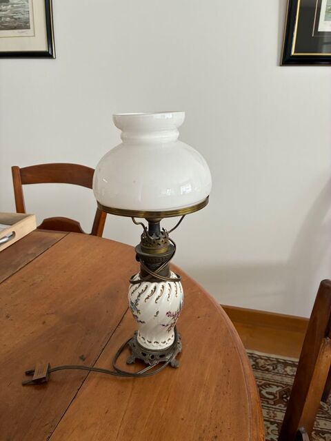 Lampe de décoration en céramique, pied en bronze
50 Levallois-Perret (92)