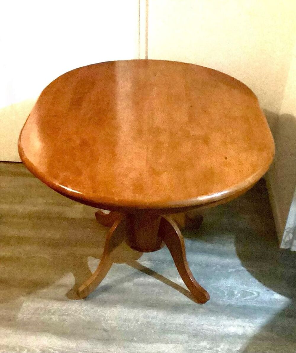 table &agrave; manger en merisier 4 couverts. Meubles