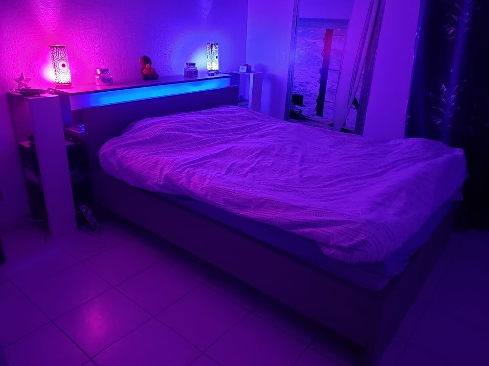 Cadre de lit avec led, sommier &agrave; lattes Meubles