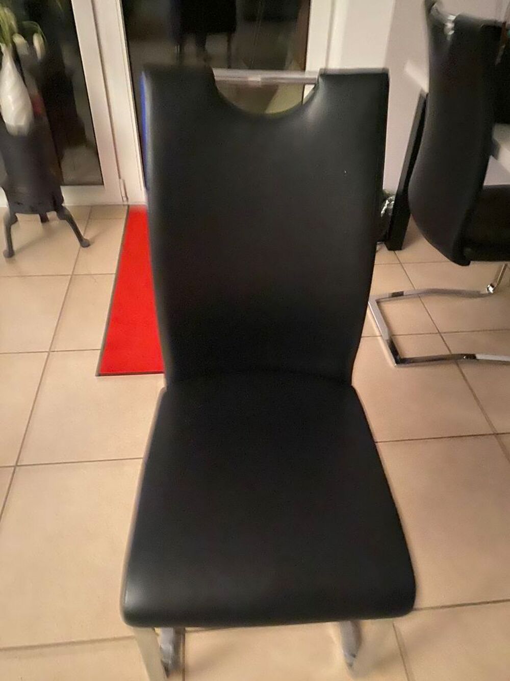 4 jolies chaises Meubles