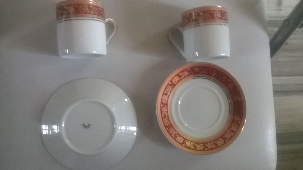 Soucoupes et Tasses 
Excellent etat
Ancienne
Avec sigle e Cuisine