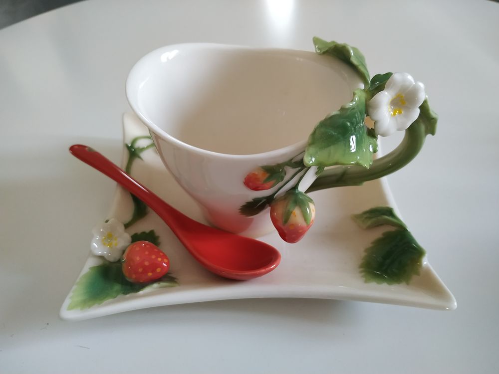 Tasses neuves avec soucoupes, D&eacute;co Fleurs Cuisine