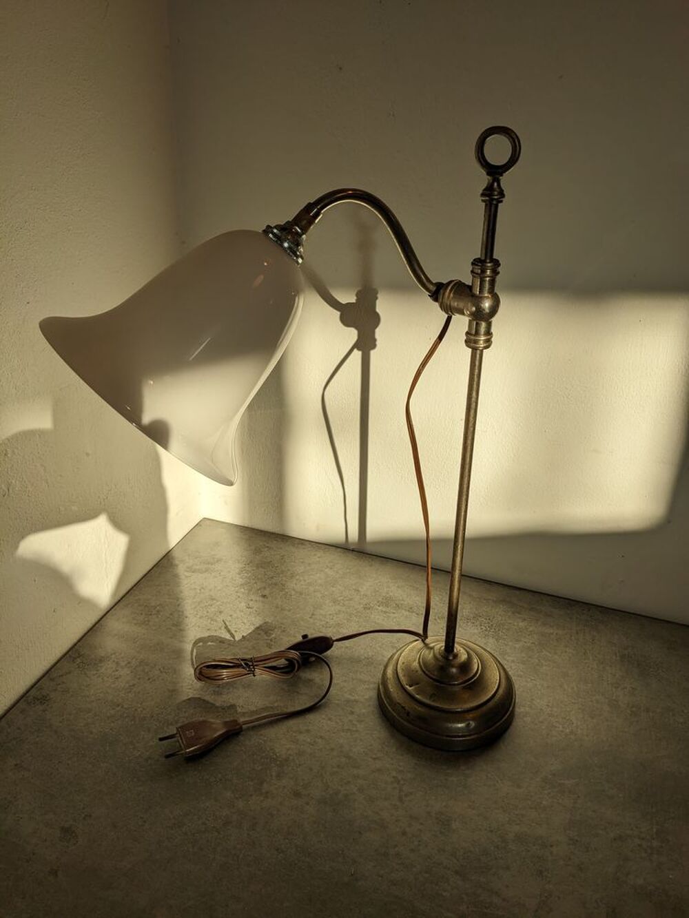 Lampe d'Horloger tulipe opaline d&eacute;but du si&egrave;cle dernier en t D�coration