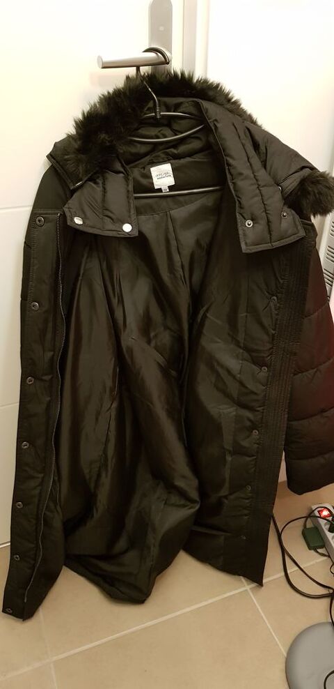 MANTEAU DOUBLE NOIR AVEC CAPUCHE 0 Bonneville (74)