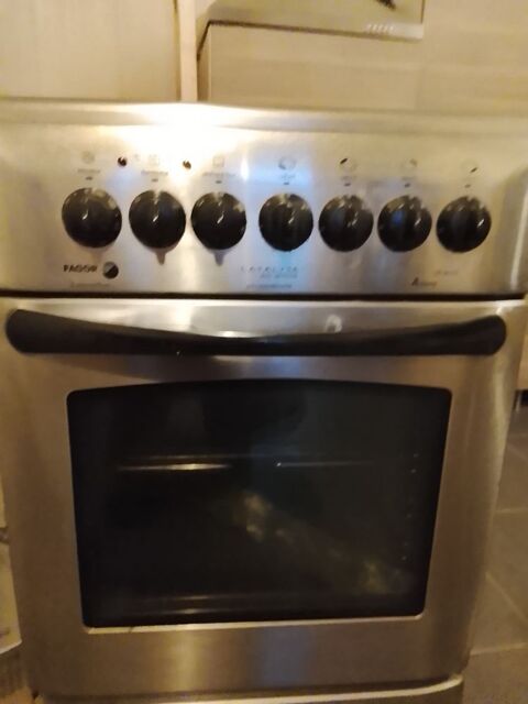 Donne cuisinière vitrocéramique les plaques fonctionnent 0 Toulon (83)