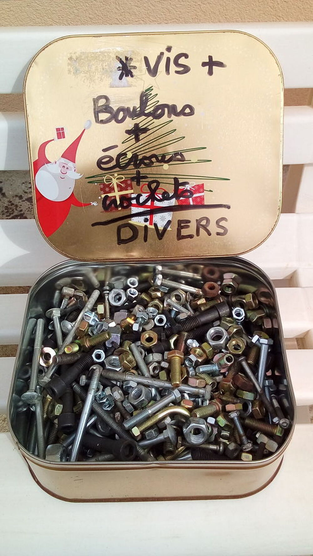une boite de vis; boulons et &eacute;crous neufs . Bricolage