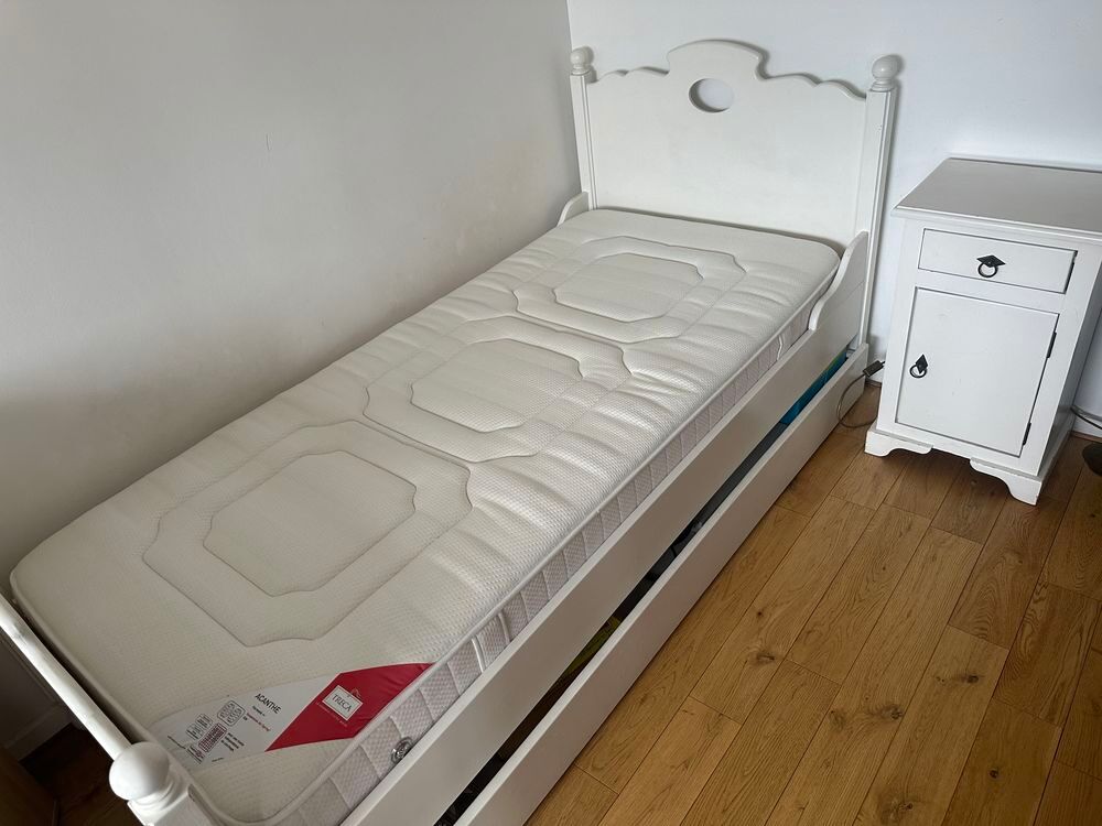 lit plein bois blanc 90/200 pour fille + table de chevet Mobilier enfants