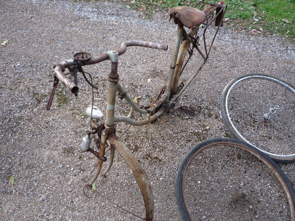 V&eacute;lo ancien col de cygne
dans l'&eacute;tat Bricolage