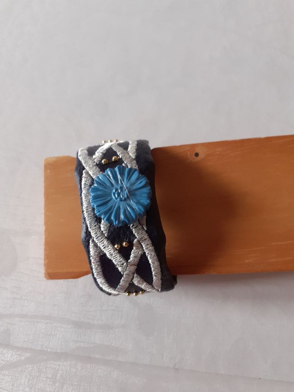 Bracelet en tissu ska&iuml; bleu marine brod&eacute;,bouton bleu fleurs Vêtements