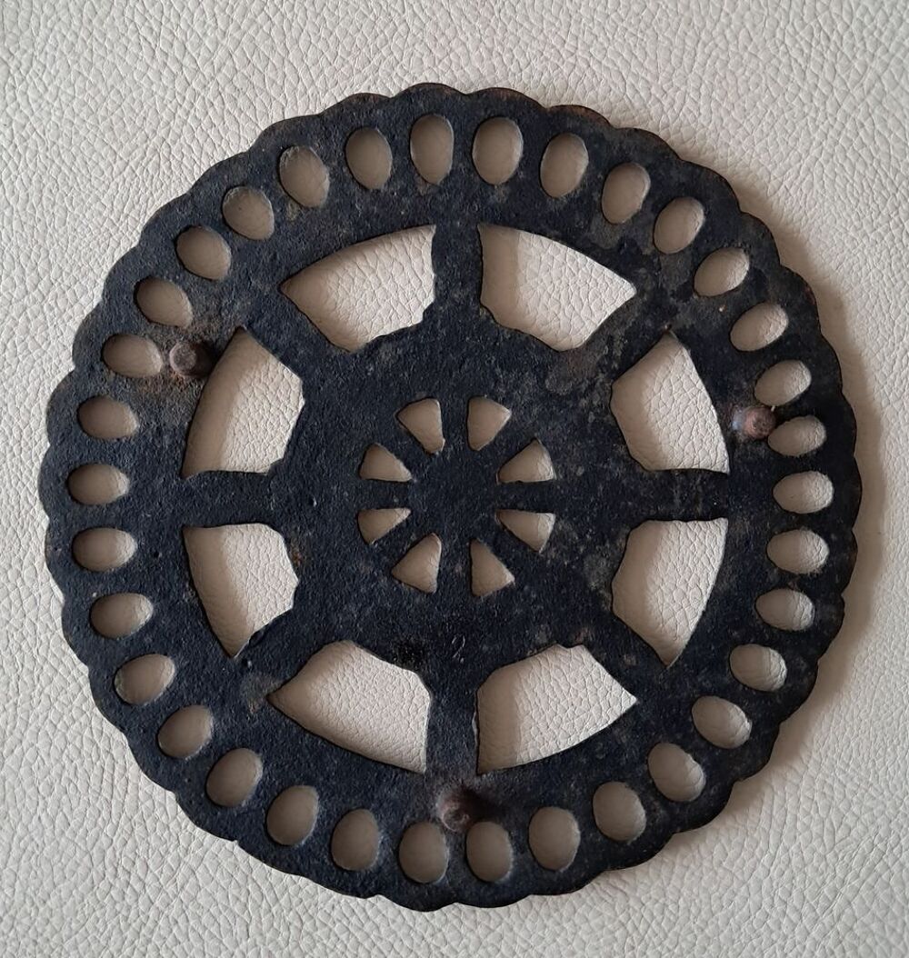 ancien petit dessous de plat en fonte barre de navigation Décoration