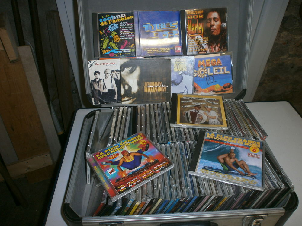 lot de CD avec valise de transport CD et vinyles