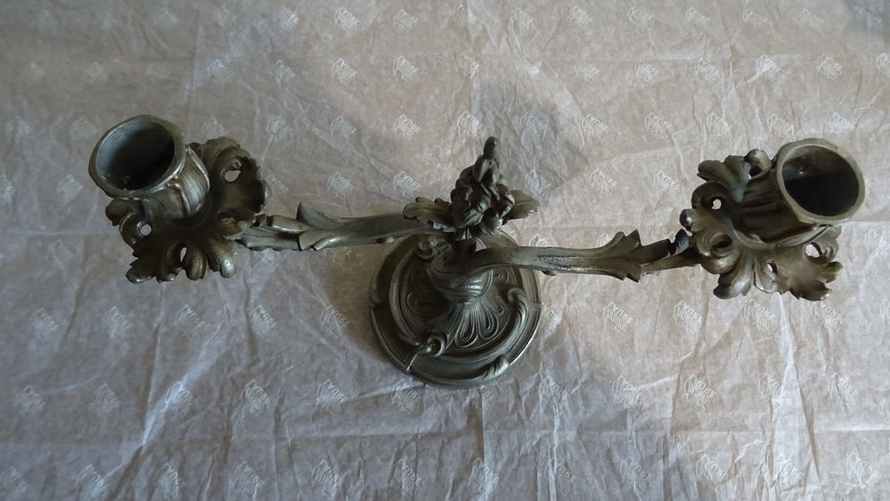 LOT DE 2 BOUGEOIRS EN BRONZE A 2 BRANCHES Décoration