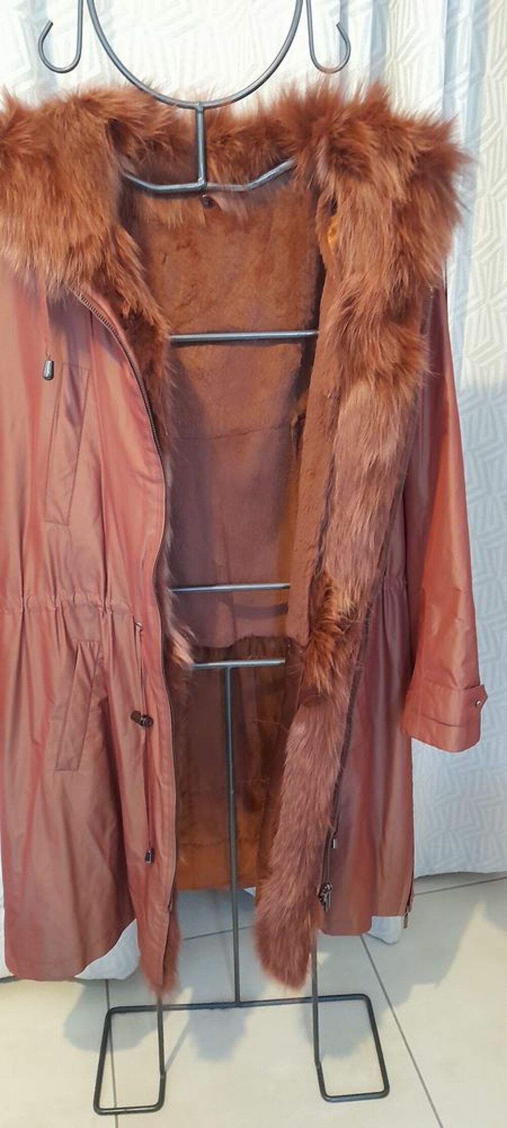 Manteau polyester doubl&eacute;e fourrure v&eacute;ritable rouge bordeaux. Vêtements