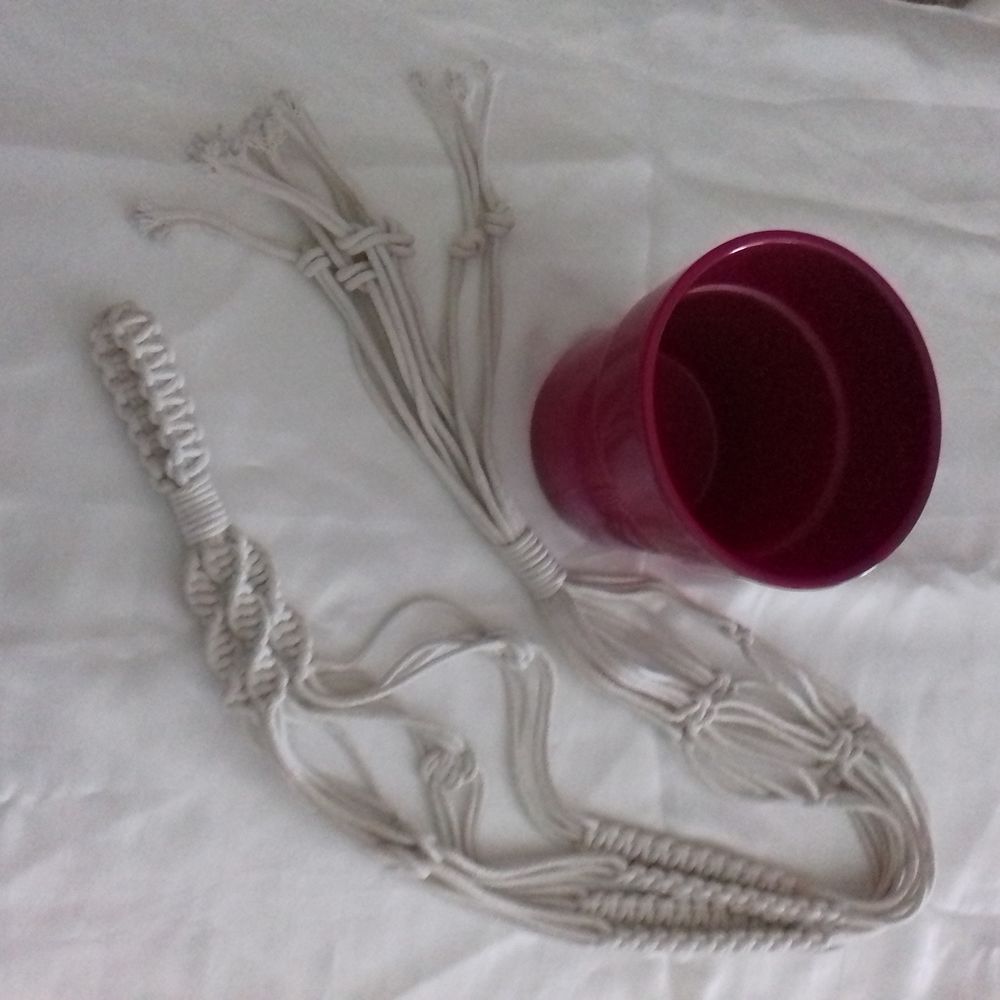 Suspension macramSuspension macram&eacute; et&eacute; et son pot fuschia - Décoration