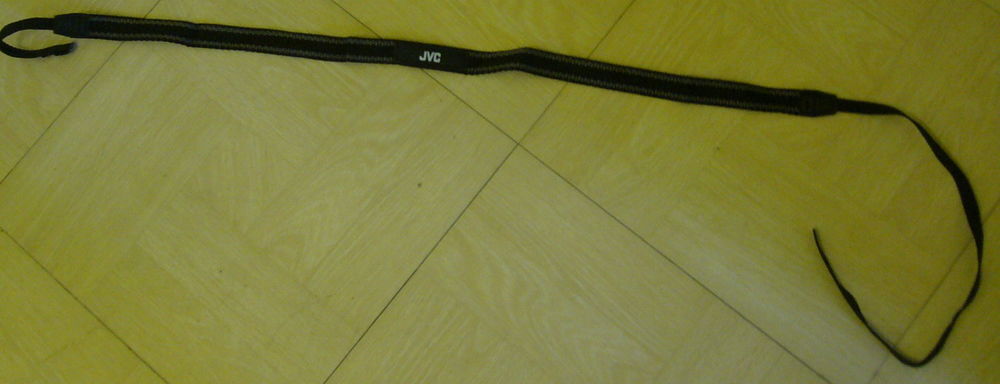 4 sangles d'epaule et bandouli&eacute;re sigl&eacute;es JVC pour app. phot Photos/Video/TV