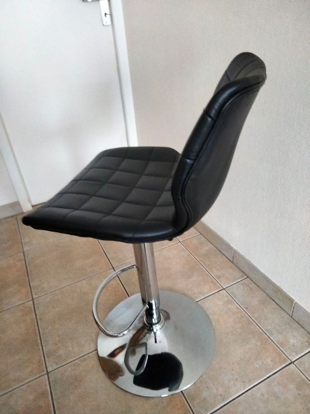 Tabouret de bar noir pied chrom&eacute; Meubles