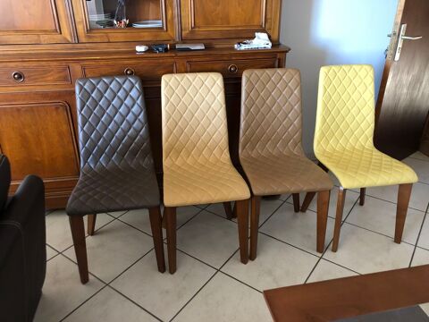 8 chaises 4 coloris différents 
600 Saint-Etienne (42)