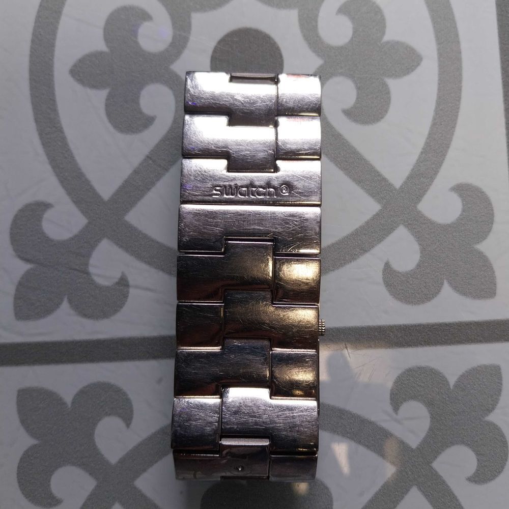Montre Swatch Dark Attitude YUS103G mod&egrave;le
Lady Square
Montre &agrave; quartz, bracelet en acier, cadran gris, bo&icirc;tier en acier. Waterproof Bijoux et montres