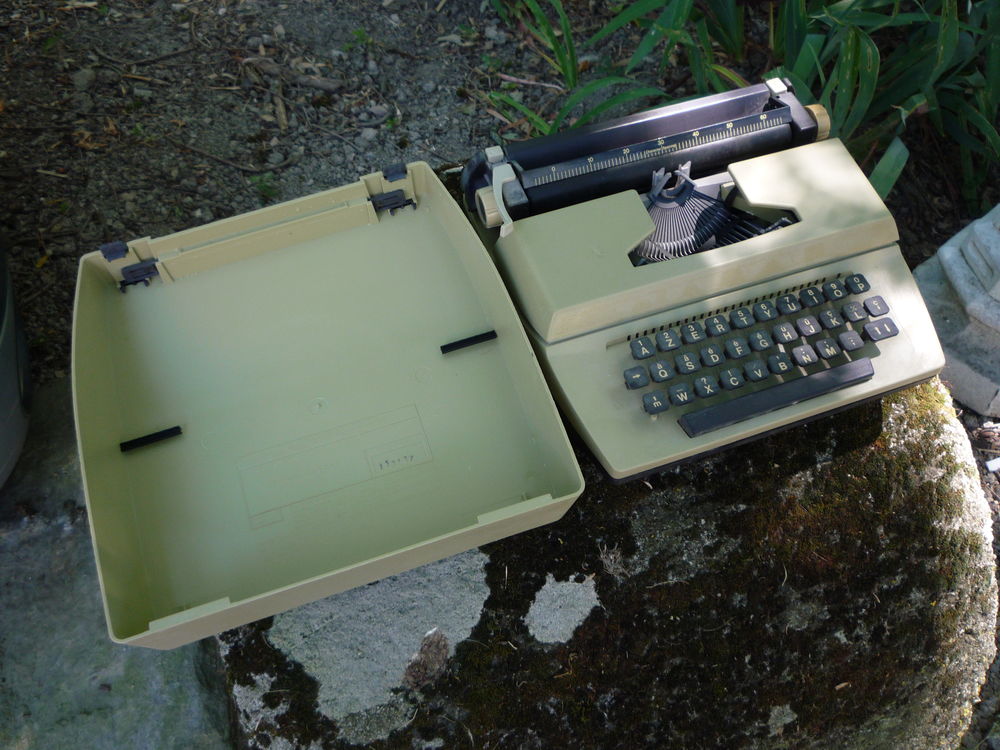 Jouet ancien des ann&eacute;es 70: machine &agrave; &eacute;crire Byron Jardine. Jeux / jouets