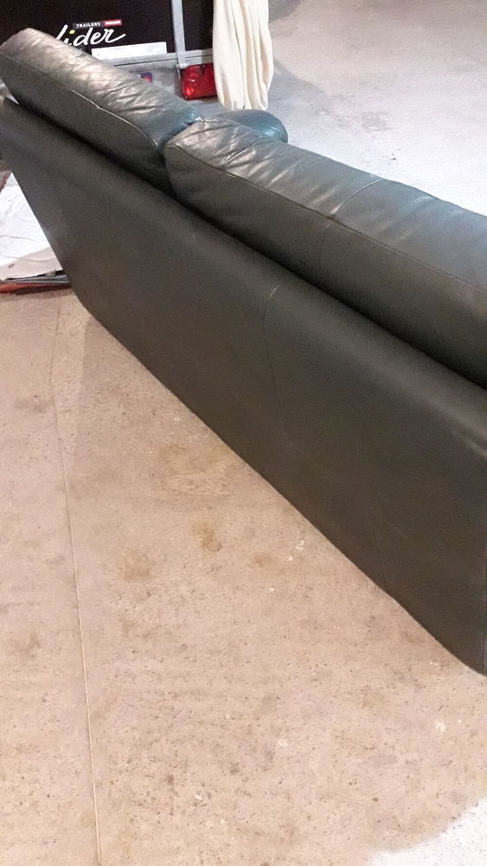 canap&eacute; 2/3 places et 2 fauteuils en cuir vert 
Meubles