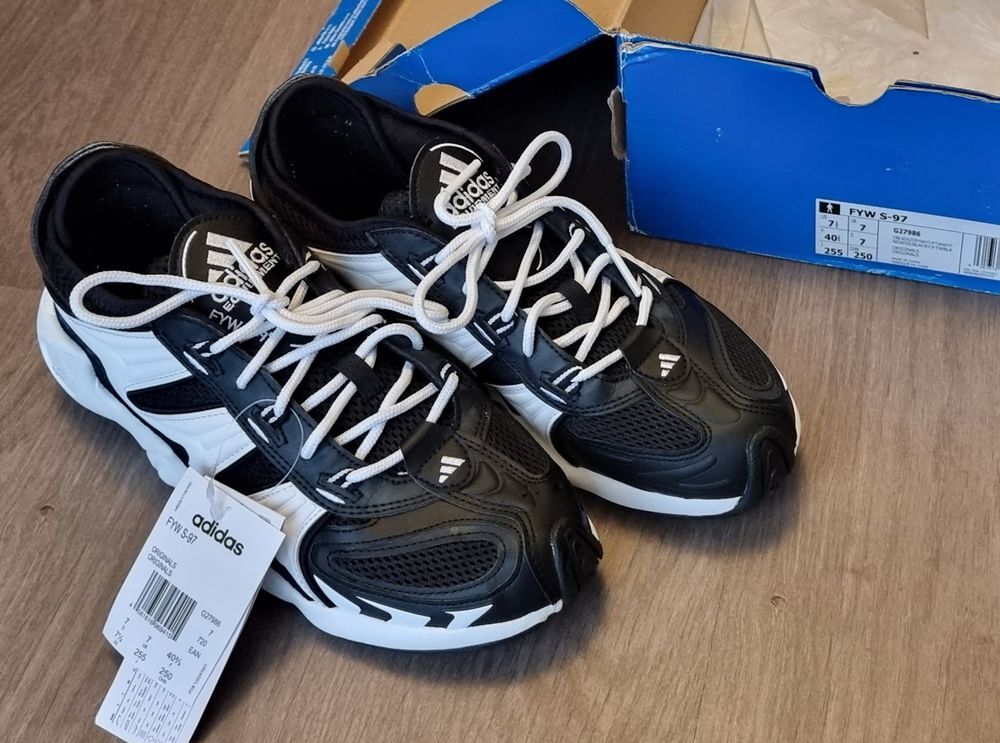 Baskets adidas FYW S-97 Taille :40 2/3 Chaussures