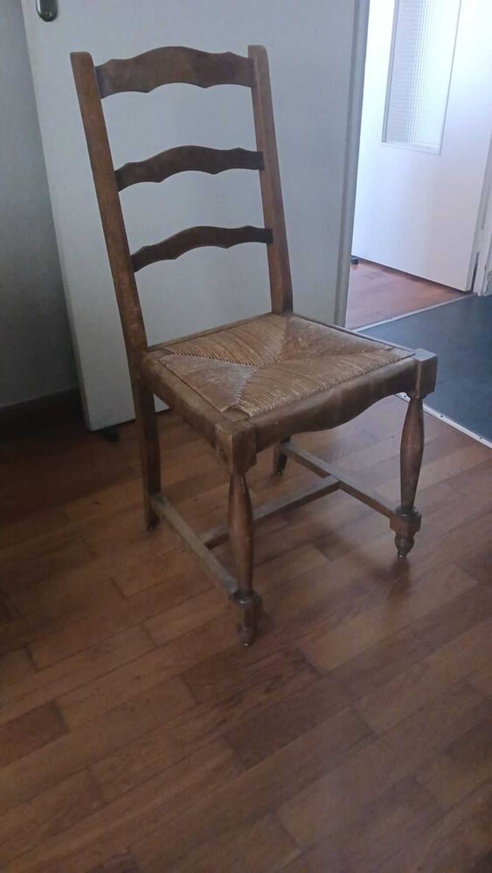 Lot de 3 chaises diff&eacute;rents styles Meubles