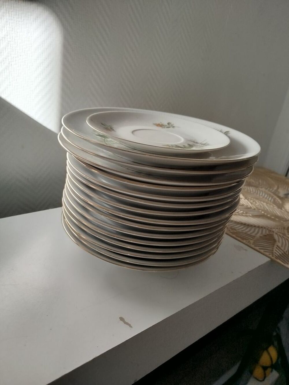 Porcelaine ; motifs fleurs jaunes. Décoration
