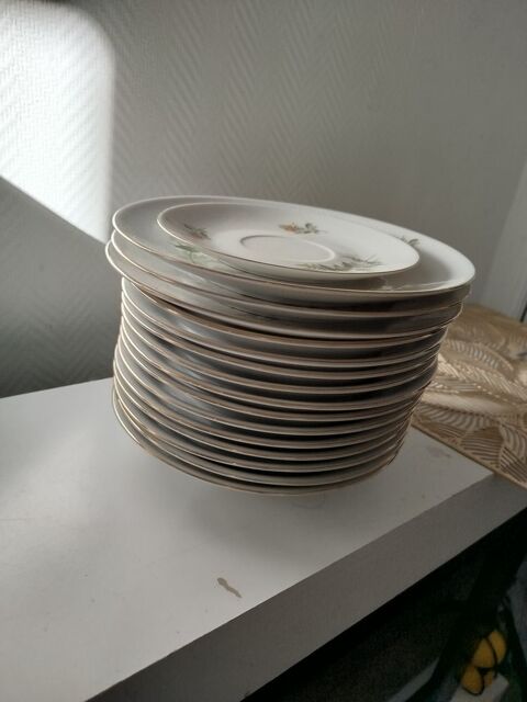 Porcelaine ; motifs fleurs jaunes. 15 Argentan (61)