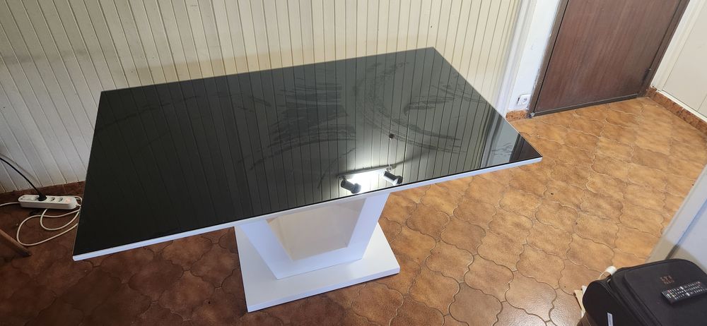 Jolie table de salle &agrave; manger 140 x 90 Meubles