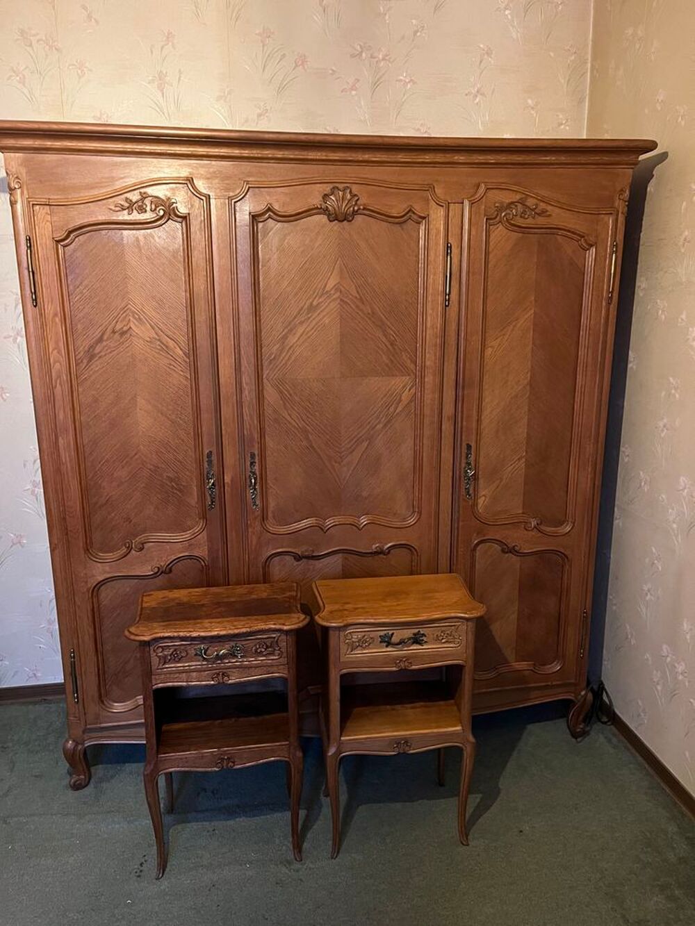 Armoire et 2 tables de chevet en bon &eacute;tat, bois massif. Meubles